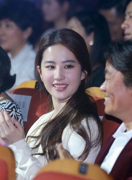 画风对比太强烈！刘亦菲与王宝强同框遭调侃