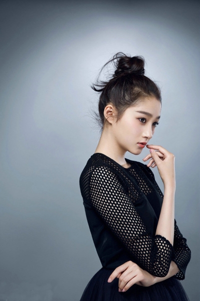 19岁关晓彤高考后解放 变黑天鹅性感又优雅