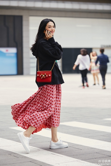 谁说孕妈不性感？姚晨用吊带裙就能凹出性感造型