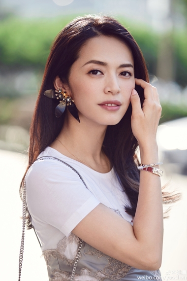 谁说孕妈不性感？姚晨用吊带裙就能凹出性感造型