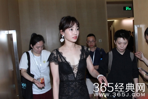 白百何深V长裙秀美胸 撩发尽显妩媚