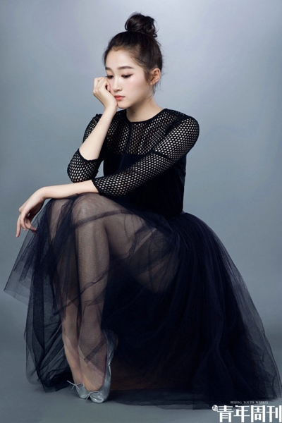 19岁关晓彤高考后解放 变黑天鹅性感又优雅