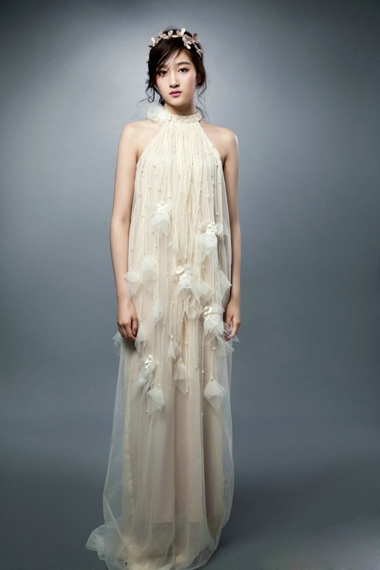 19岁关晓彤高考后解放 变黑天鹅性感又优雅