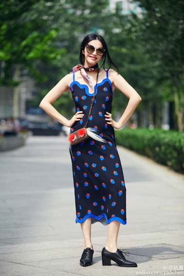 谁说孕妈不性感？姚晨用吊带裙就能凹出性感造型