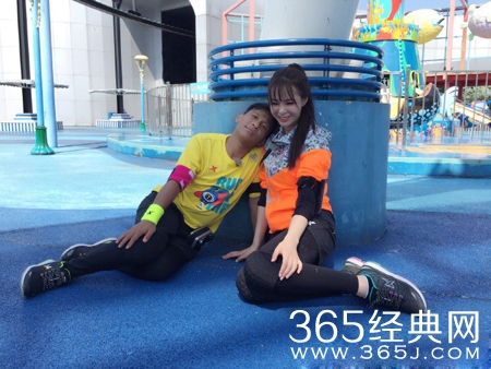 沈梦辰晒与宋小宝合照 依偎肩头显娇羞