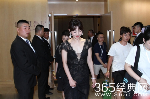 白百何深V长裙秀美胸 撩发尽显妩媚