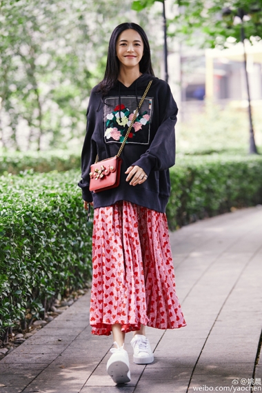 谁说孕妈不性感？姚晨用吊带裙就能凹出性感造型