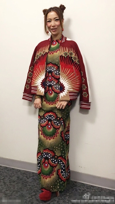 郑秀文红配绿 哪吒头似中国娃娃