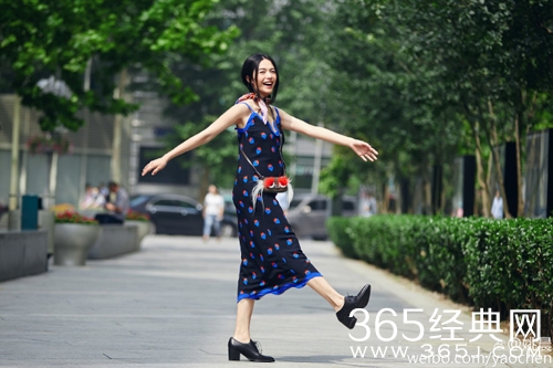 谁说孕妈不性感？姚晨用吊带裙就能凹出性感造型