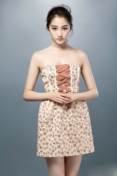 19岁关晓彤高考后解放 变黑天鹅性感又优雅