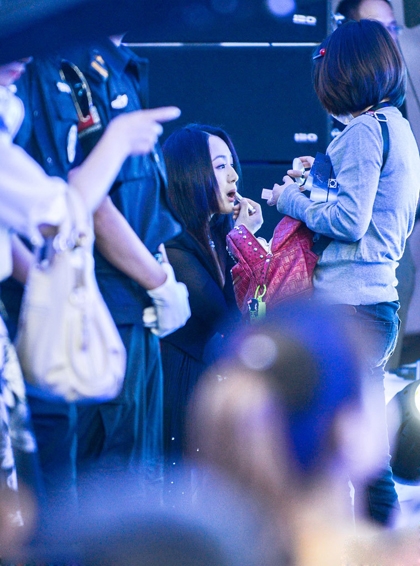 曹颖身材发福明显 脸部圆润频繁补妆