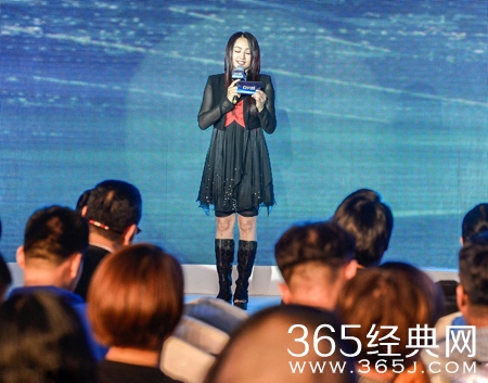 曹颖身材发福明显 脸部圆润频繁补妆