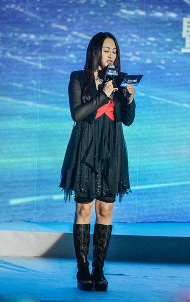 曹颖身材发福明显 脸部圆润频繁补妆