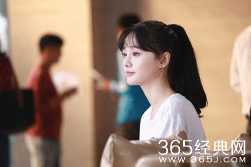 《微微》曝光全新剧照 郑爽浅笑娉婷