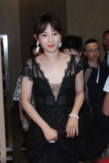 白百何深V长裙秀美胸 撩发尽显妩媚