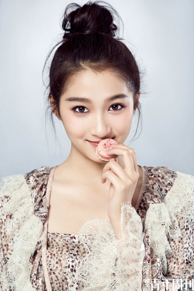 19岁关晓彤高考后解放 变黑天鹅性感又优雅