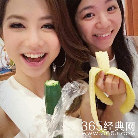邓紫棋晒与妹妹合照 手举黄瓜香蕉笑容无邪