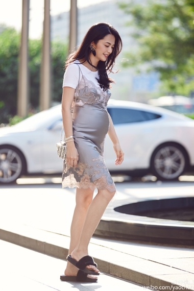 谁说孕妈不性感？姚晨用吊带裙就能凹出性感造型