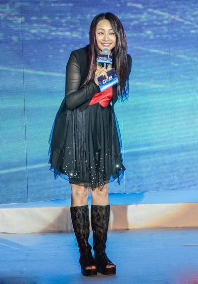 曹颖身材发福明显 脸部圆润频繁补妆