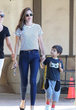 曝米兰达可儿百亿身价男友寻觅戒指欲求婚