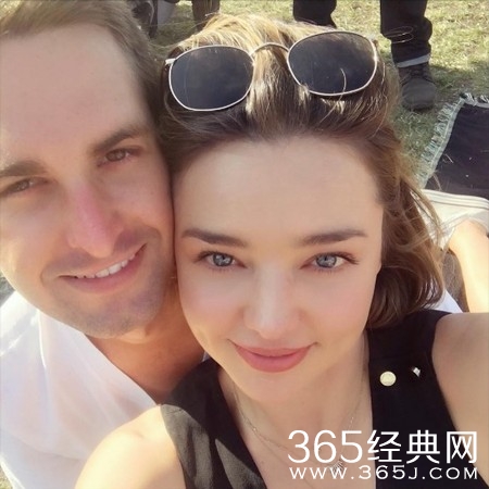 曝米兰达可儿百亿身价男友寻觅戒指欲求婚