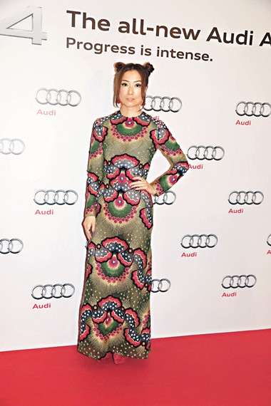 郑秀文开车险象环生 有驾照像没驾照一样