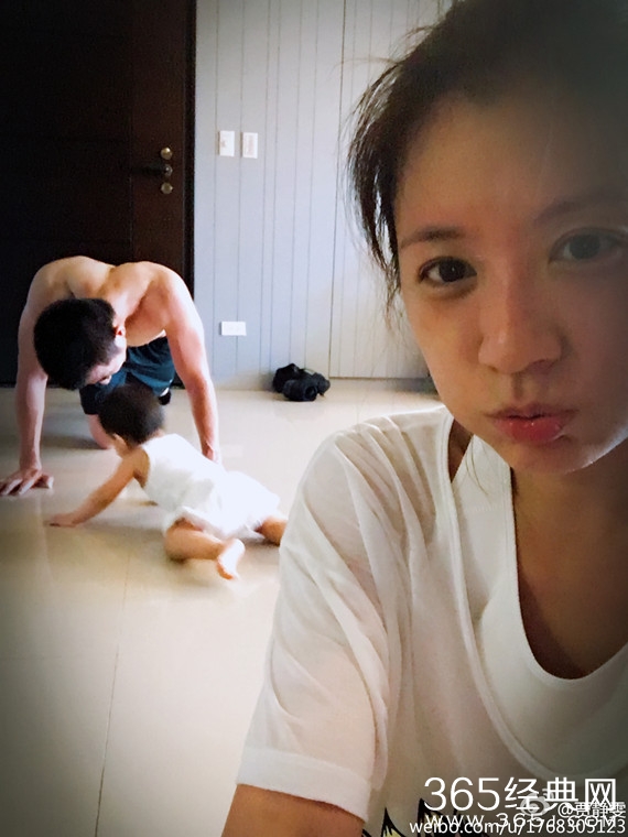 贾静雯爱女迷上帅气教练 爸爸又要吃醋了