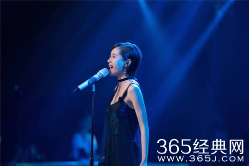 《跨界歌王》王子文收买导师 花式卖萌讨好评委