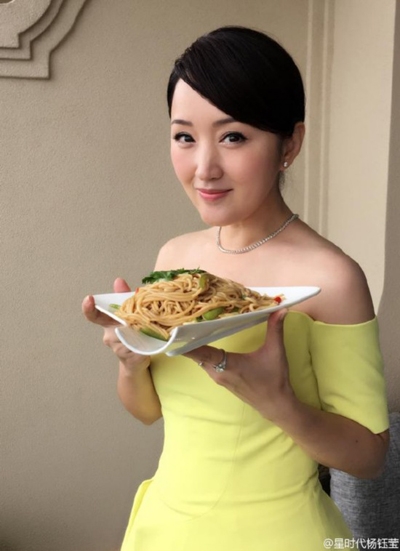 露香肩女神范儿十足，杨钰莹为家乡美食代言