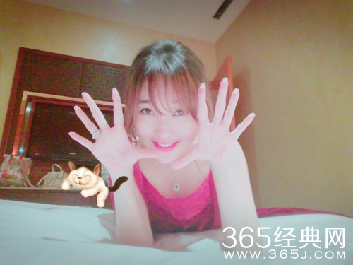 金莎酒店晒露背照 变网红脸贵妇范足