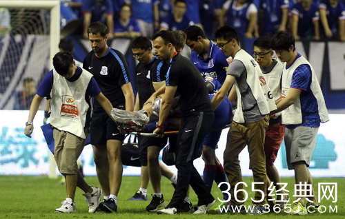 慎入 申花外援登巴巴意外断腿 职业生涯恐报销