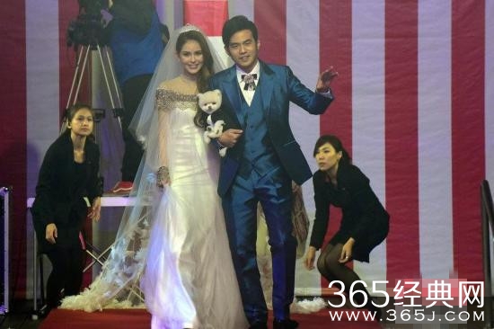 周杰伦突然下台帮行动不便粉丝签名 被赞暖男