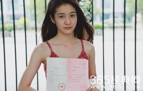 张雪迎晒中戏录取通知书 露小虎牙俏皮可爱