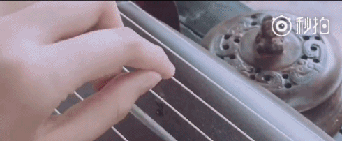 关晓彤弹古筝美若天仙 被赞治愈系女神