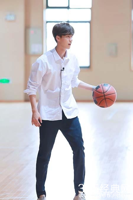 鹿晗大秀篮球技能 专业人士评价十分犀利