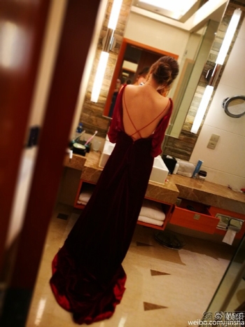 金莎酒店晒露背照 变网红脸贵妇范足