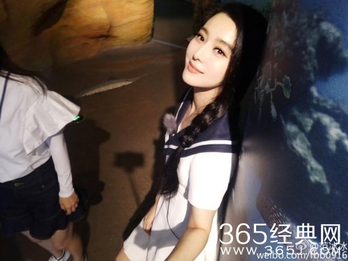 范冰冰甜蜜献吻 被白鲸萌的毫无招架之力