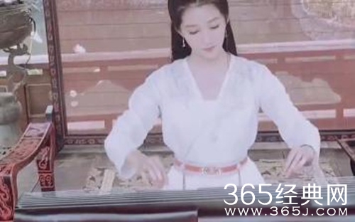 关晓彤弹古筝美若天仙 被赞治愈系女神