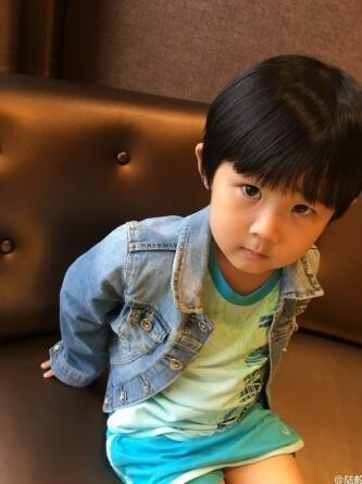 陆毅晒两女儿近照 姐妹长太像傻傻分不清