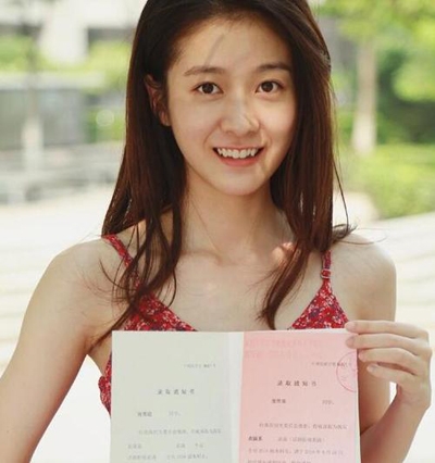 张雪迎晒中戏录取通知书 露小虎牙俏皮可爱