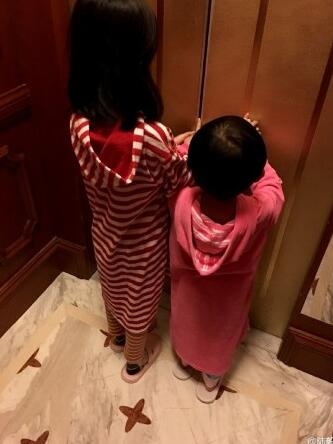 陆毅晒两女儿近照 姐妹长太像傻傻分不清