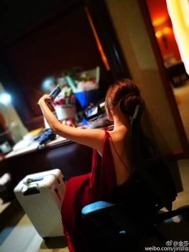 金莎酒店晒露背照 变网红脸贵妇范足