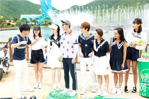 范冰冰甜蜜献吻 被白鲸萌的毫无招架之力