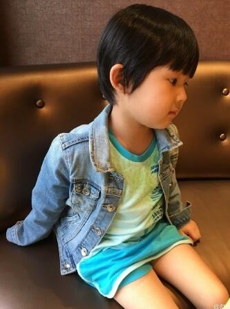 陆毅晒两女儿近照 姐妹长太像傻傻分不清