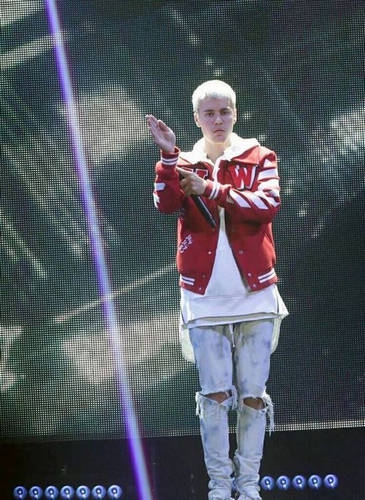 比伯演唱会上拒绝粉丝礼物:我不想要这狗屎