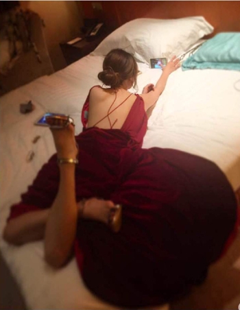 金莎酒店晒露背照 变网红脸贵妇范足