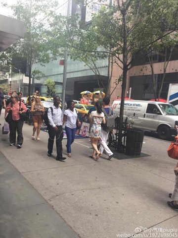 刘强东奶茶妹妹现身纽约 挽手逛街超甜蜜