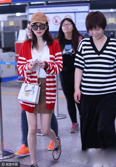 辣妈杨幂走少女风秀美腿 低调返港回家看小糯米