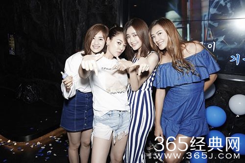 秦岚蓝白主题生日会 霍思燕应采儿等闺蜜祝福