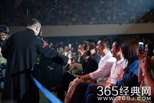 秦海璐深情注视老公变迷妹 曾为其背小三骂名